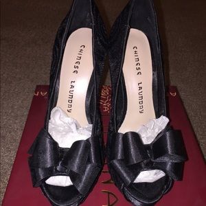 Pinup girl clothing Pearl lace Pumps